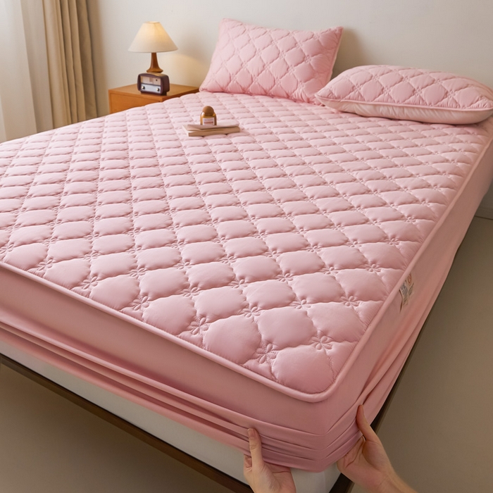 91家纺网 家纺一手货源 找家纺 鑫钰2025新款防水纯棉全棉夹棉床笠--四叶草白墙 四叶草-粉