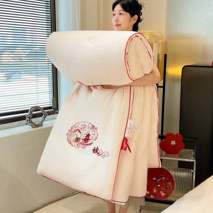 91家纺网 家纺一手货源 找家纺 歌历斯家纺2025新款60s八喜喜庆被婚庆被绣花冬被全棉冬被立体边被子被芯四季被春秋被夏被 八喜被-本白