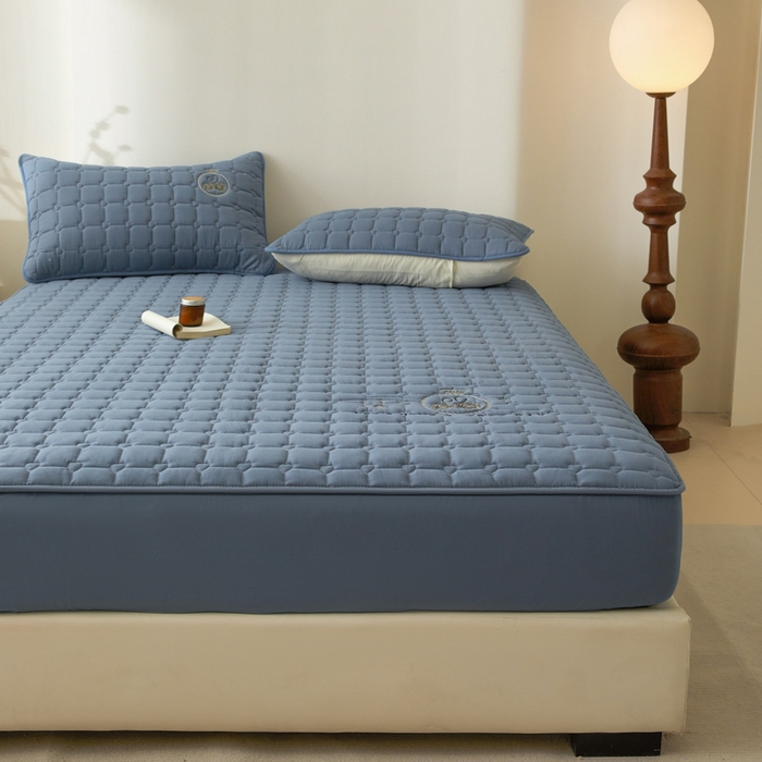 91家纺网 家纺一手货源 找家纺 鑫钰2025新款刺绣加厚夹棉床笠--小天鹅 小天鹅-宾利蓝