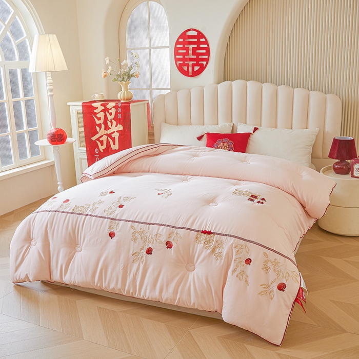 91家纺网 家纺一手货源 找家纺 歌历斯家纺 2025新款60s喜来运转喜庆被婚庆被绣花冬被全棉冬被立体边被子被芯四季被春秋被夏被 喜来运转-粉