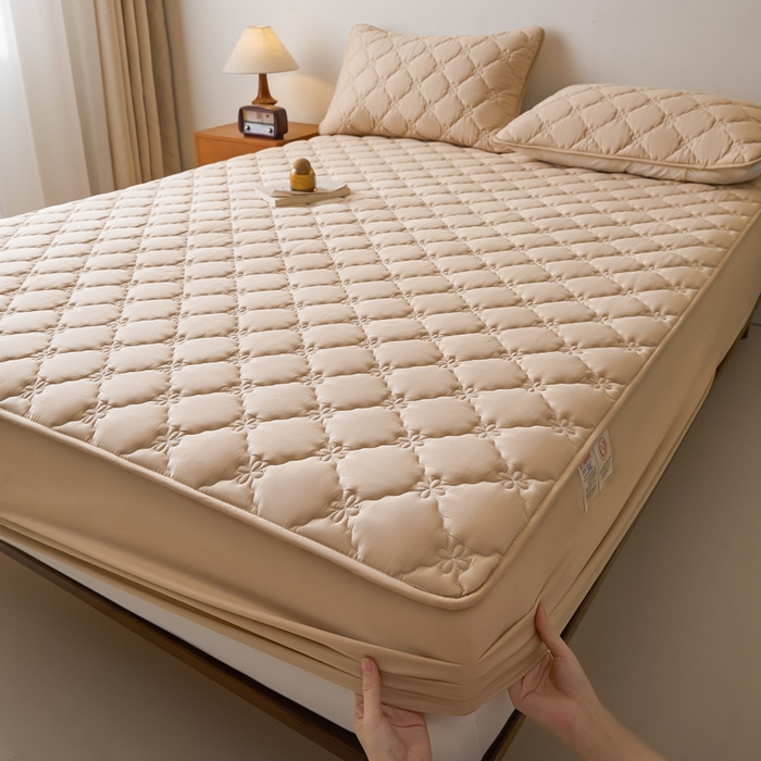 91家纺网 家纺一手货源 找家纺 鑫钰2025新款防水纯棉全棉夹棉床笠--四叶草白墙 四叶草-驼