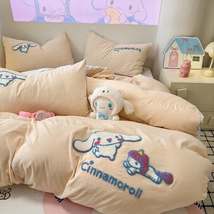 91家纺网 家纺一手货源 找家纺 乐坊 2025新款三丽鸥系列云朵棉毛巾绣四件套 米色玉桂狗