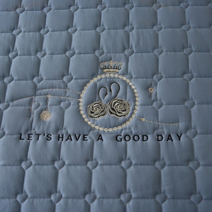 91家纺网 家纺一手货源 找家纺 鑫钰2025新款刺绣加厚夹棉床笠--小天鹅 小天鹅-宾利蓝