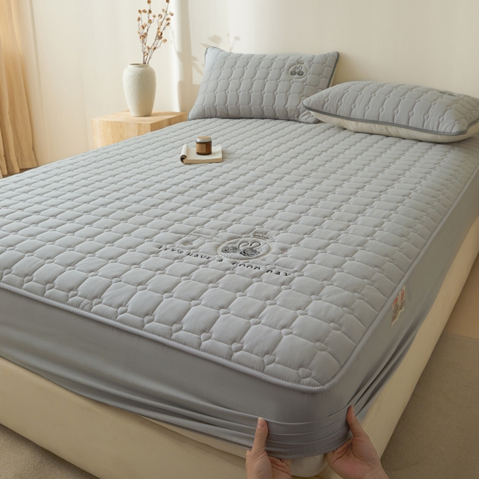 91家纺网 家纺一手货源 找家纺 鑫钰2025新款刺绣加厚夹棉床笠--小天鹅 小天鹅-时尚灰