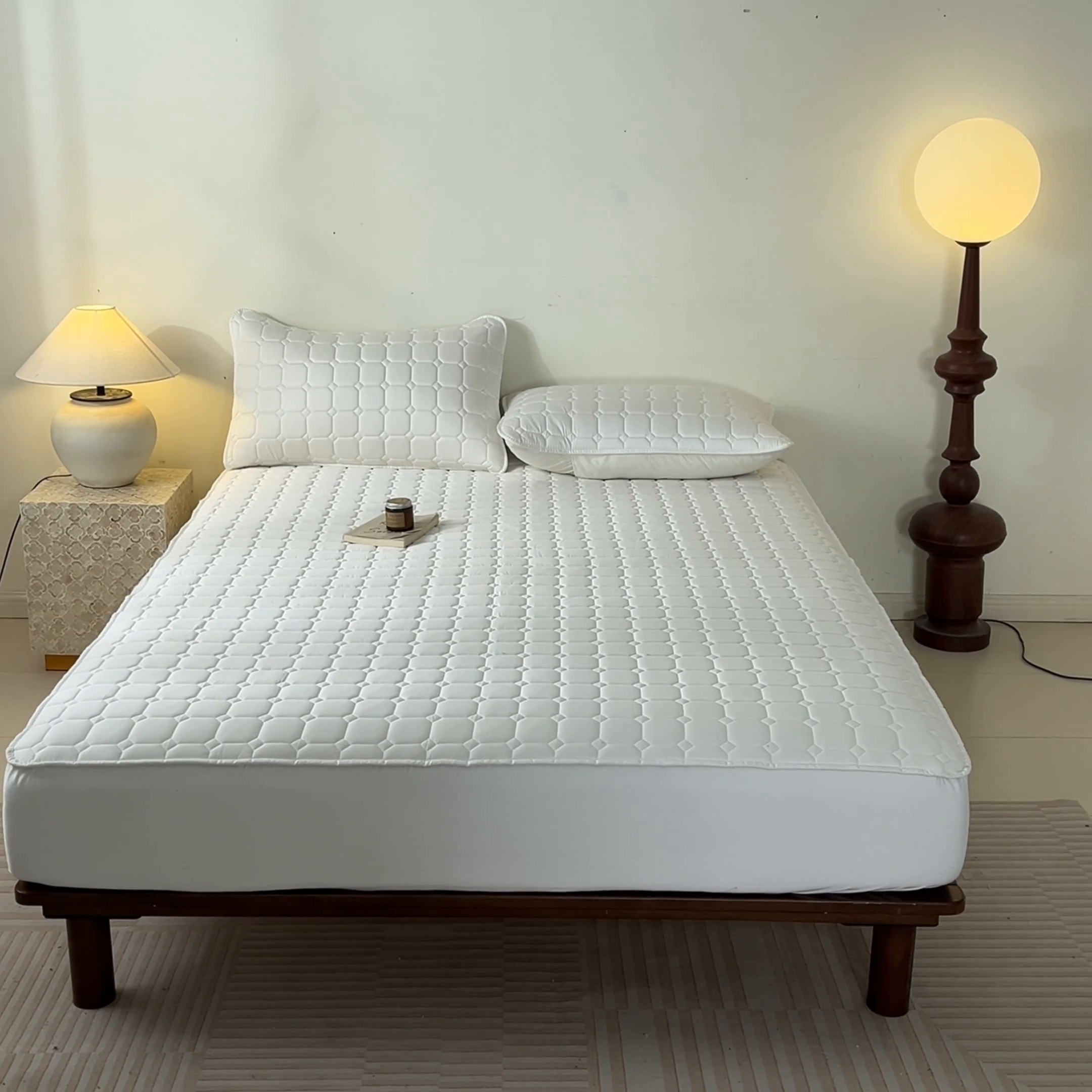 91家纺网 家纺一手货源 找家纺 鑫钰2025新款防水加厚夹棉原棉床笠防滑隔脏床垫套保护罩 简格-月光白