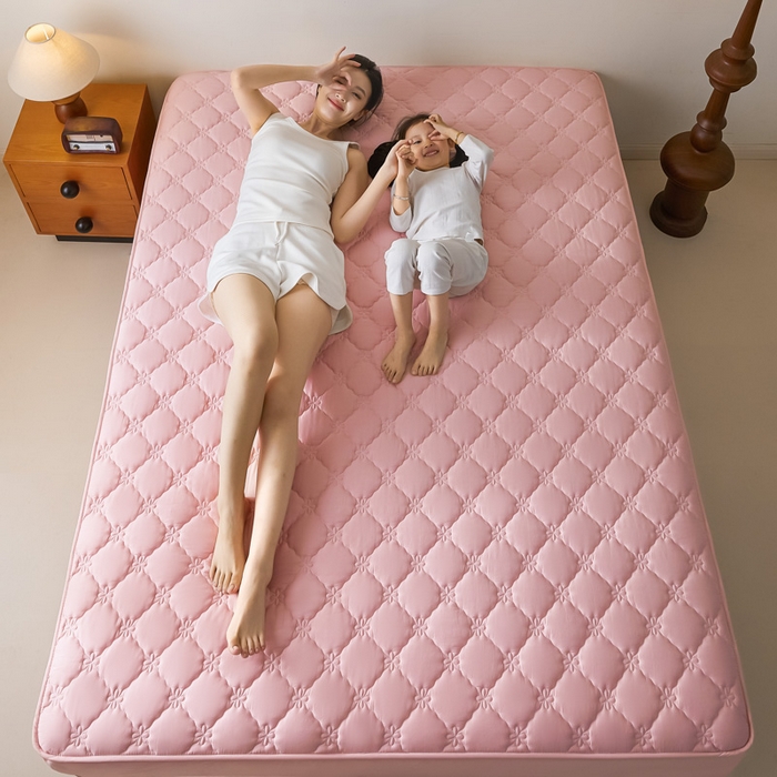 91家纺网 家纺一手货源 找家纺 鑫钰2025新款防水纯棉全棉夹棉床笠--四叶草白墙 四叶草-粉