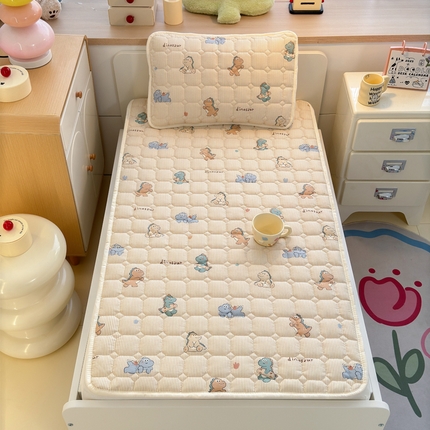 91家纺网 家纺一手货源 找家纺 禧缘家纺（原梦想家）2025新款A类儿童幼儿园学生宿舍绑带款夹棉床单全棉夹棉软垫 呆萌恐龙