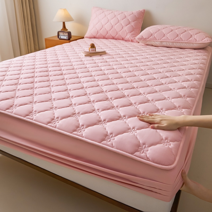 91家纺网 家纺一手货源 找家纺 鑫钰2025新款防水纯棉全棉夹棉床笠--四叶草白墙 四叶草-粉