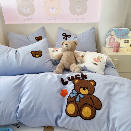 91家纺网 家纺一手货源 找家纺 乐坊 2025新款三丽鸥系列云朵棉毛巾绣四件套 lucky熊蓝