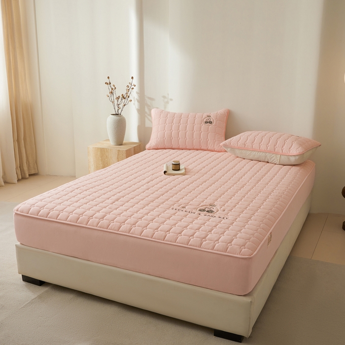 91家纺网 家纺一手货源 找家纺 鑫钰2025新款刺绣加厚夹棉床笠--小天鹅 小天鹅-香妃粉