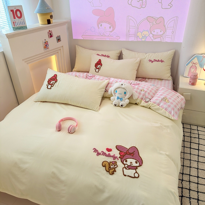 91家纺网 家纺一手货源 找家纺 乐坊 2025新款三丽鸥系列云朵棉毛巾绣四件套 美乐蒂米