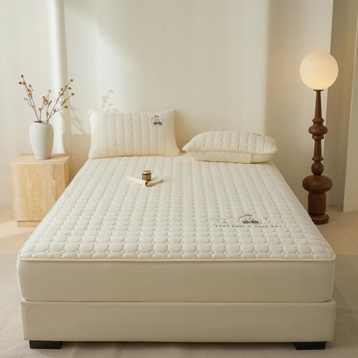 91家纺网 家纺一手货源 找家纺 鑫钰2025新款刺绣加厚夹棉床笠--小天鹅 小天鹅-典雅白