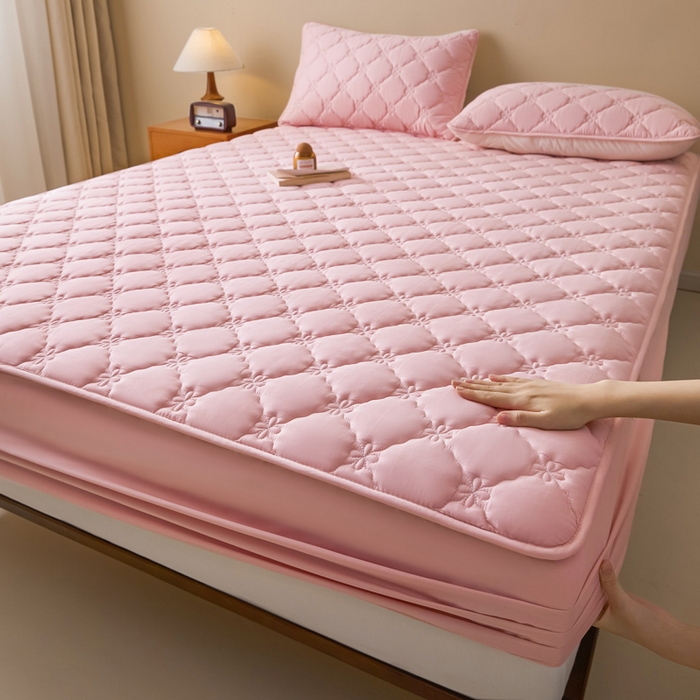 91家纺网 家纺一手货源 找家纺 鑫钰2025新款防水纯棉全棉夹棉床笠--四叶草黄墙 四叶草-粉