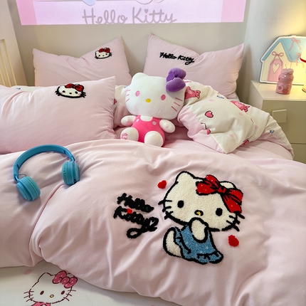 91家纺网 家纺一手货源 找家纺 乐坊 2025新款三丽鸥系列云朵棉毛巾绣四件套 kt粉