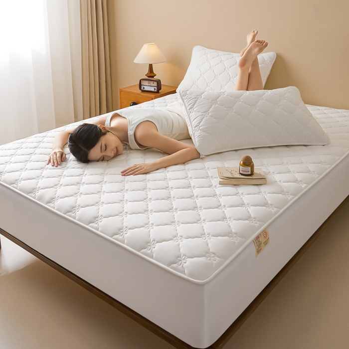 91家纺网 家纺一手货源 找家纺 鑫钰2025新款防水纯棉全棉夹棉床笠--四叶草黄墙 四叶草-白