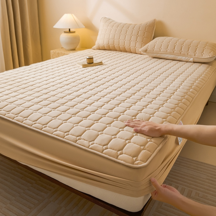 91家纺网 家纺一手货源 找家纺 鑫钰2025新款防水加厚夹棉原棉床笠防滑隔脏床垫套保护罩 简格-香槟驼