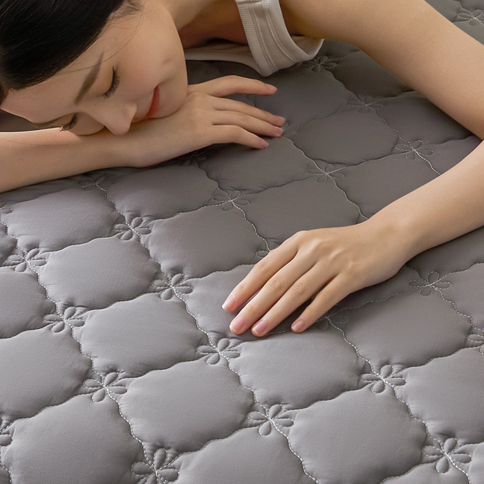 91家纺网 家纺一手货源 找家纺 鑫钰2025新款防水纯棉全棉夹棉床笠--四叶草白墙 四叶草-灰