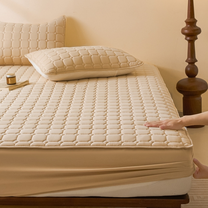 91家纺网 家纺一手货源 找家纺 鑫钰2025新款防水加厚夹棉原棉床笠防滑隔脏床垫套保护罩 简格-香槟驼