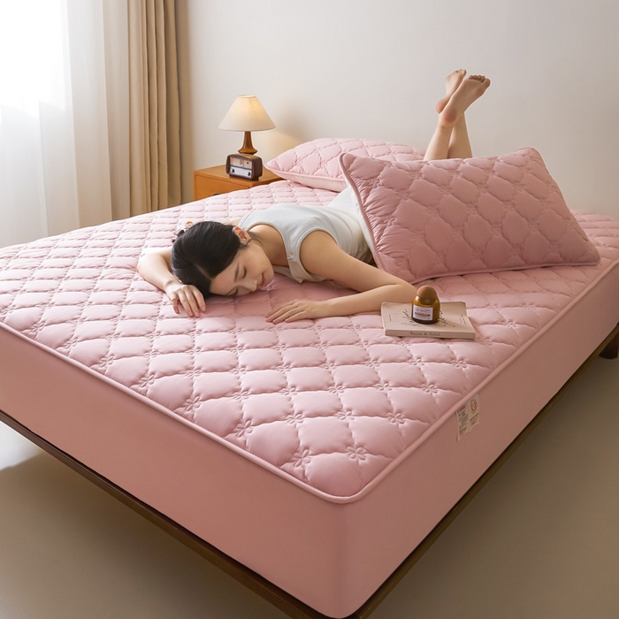 91家纺网 家纺一手货源 找家纺 鑫钰2025新款防水纯棉全棉夹棉床笠--四叶草白墙 四叶草-粉