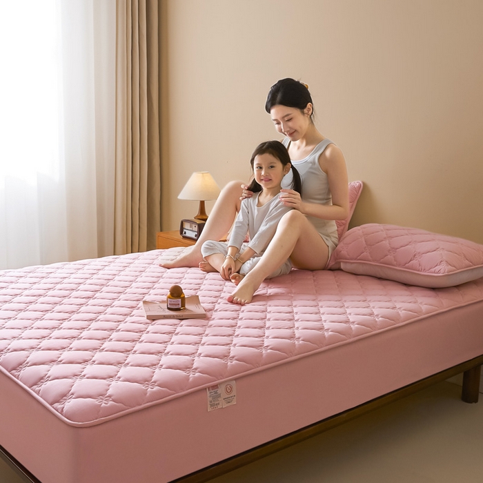 91家纺网 家纺一手货源 找家纺 鑫钰2025新款防水纯棉全棉夹棉床笠--四叶草黄墙 四叶草-粉