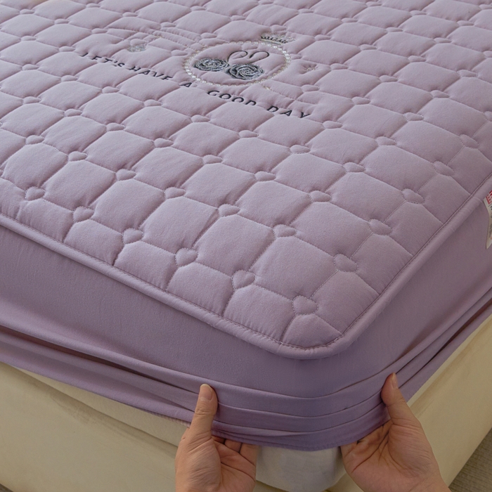 91家纺网 家纺一手货源 找家纺 鑫钰2025新款刺绣加厚夹棉床笠--小天鹅 小天鹅-优雅紫