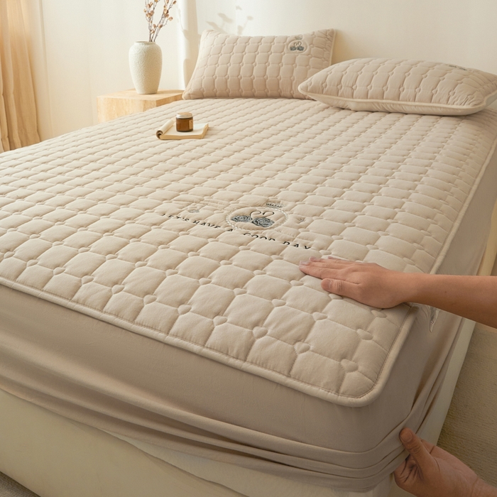 91家纺网 家纺一手货源 找家纺 鑫钰2025新款刺绣加厚夹棉床笠--小天鹅 小天鹅-香槟驼