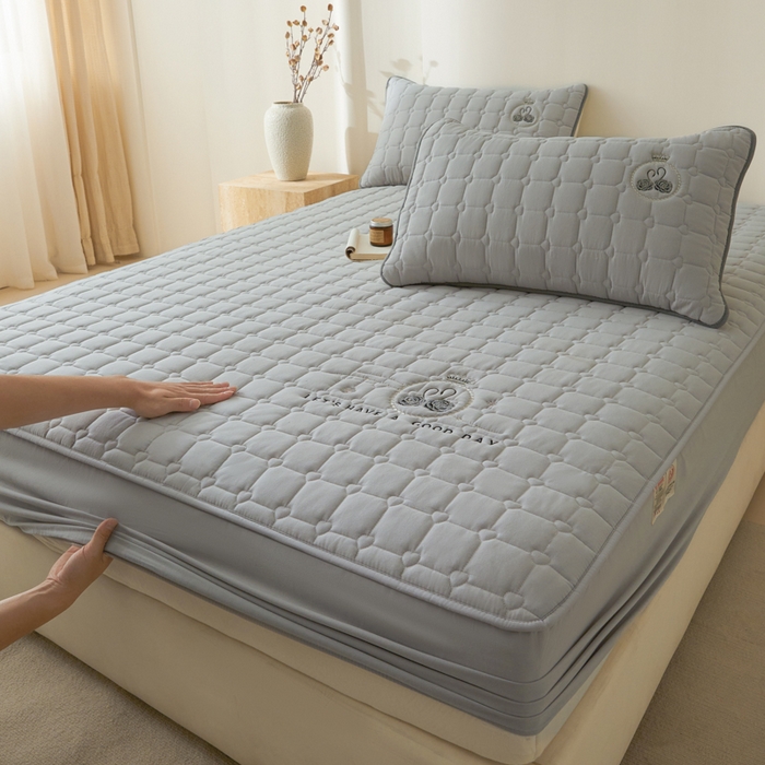 91家纺网 家纺一手货源 找家纺 鑫钰2025新款刺绣加厚夹棉床笠--小天鹅 小天鹅-时尚灰