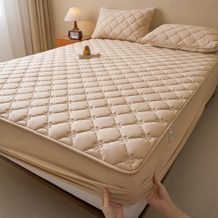 91家纺网 家纺一手货源 找家纺 鑫钰2025新款防水纯棉全棉夹棉床笠--四叶草黄墙 四叶草-驼