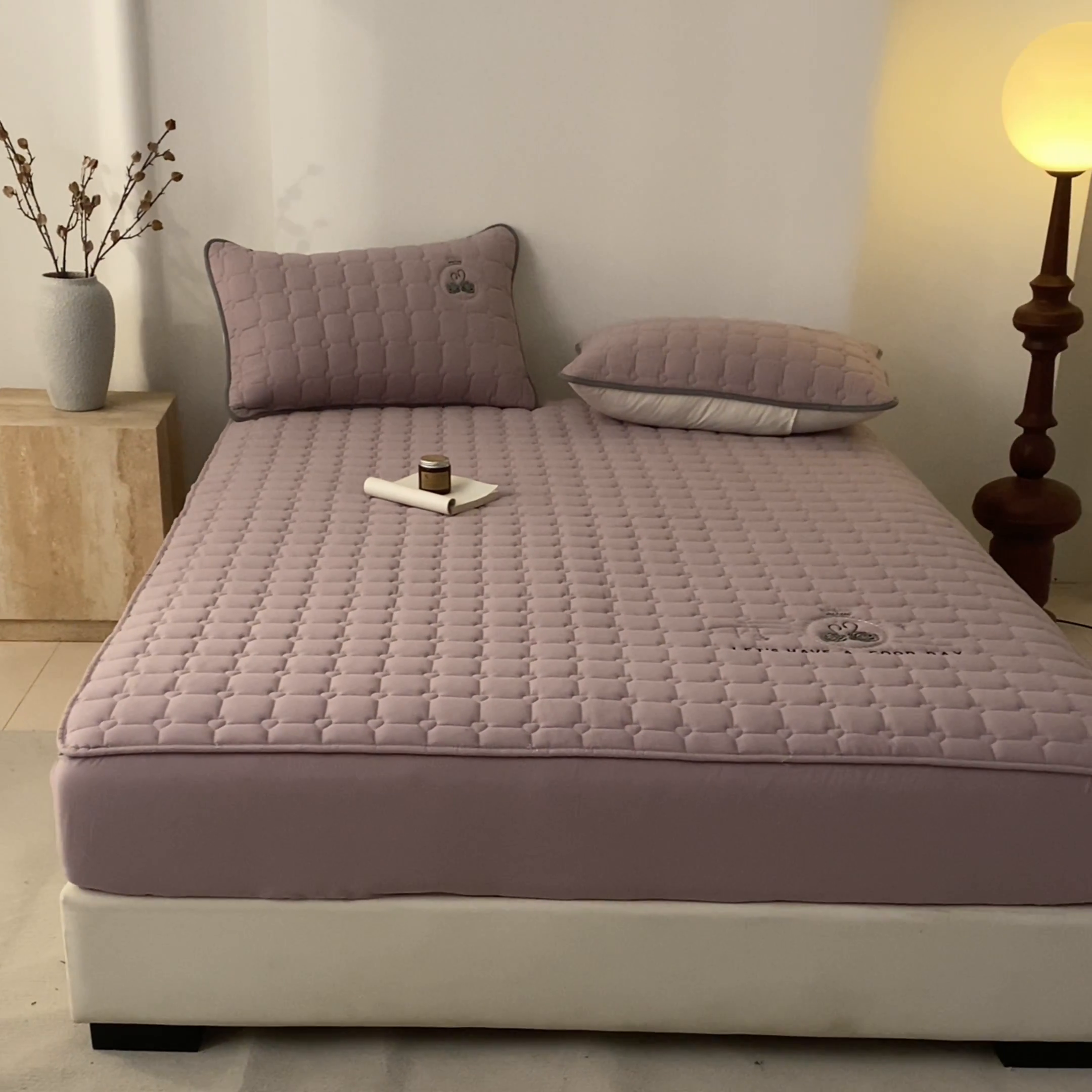 91家纺网 家纺一手货源 找家纺 鑫钰2025新款刺绣加厚夹棉床笠--小天鹅 小天鹅-优雅紫