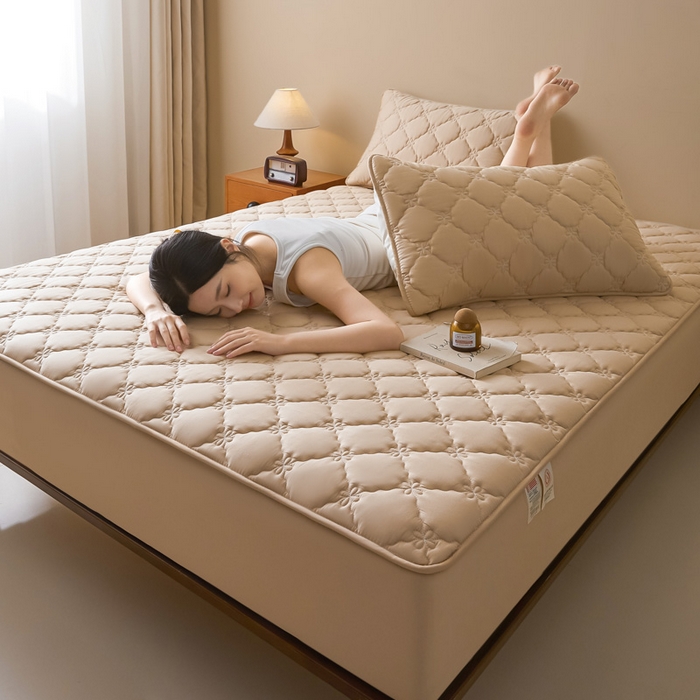 91家纺网 家纺一手货源 找家纺 鑫钰2025新款防水纯棉全棉夹棉床笠--四叶草黄墙 四叶草-驼