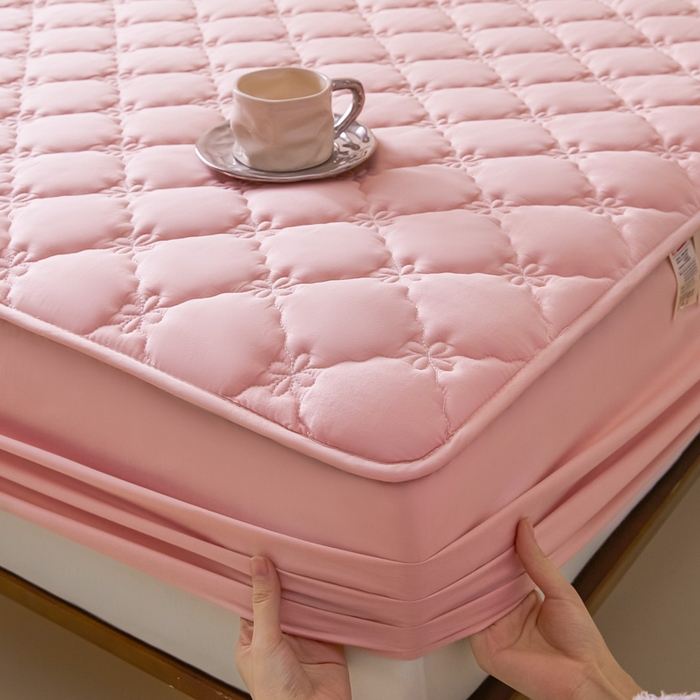 91家纺网 家纺一手货源 找家纺 鑫钰2025新款防水纯棉全棉夹棉床笠--四叶草白墙 四叶草-粉