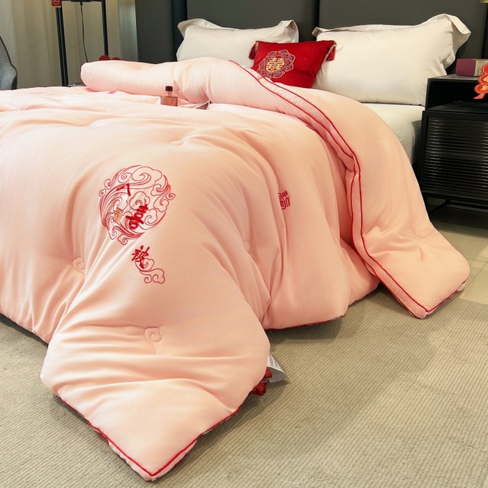 91家纺网 家纺一手货源 找家纺 歌历斯家纺2025新款60s八喜喜庆被婚庆被绣花冬被全棉冬被立体边被子被芯四季被春秋被夏被 八喜被-水粉