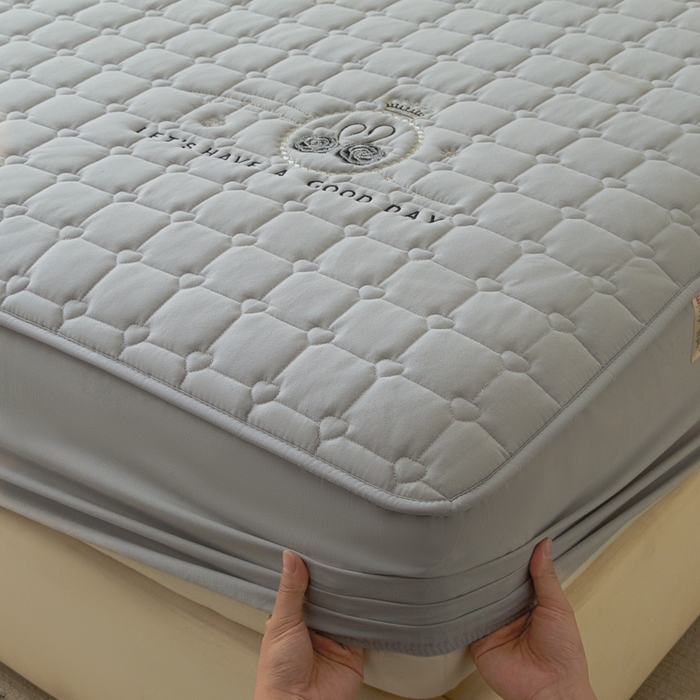 91家纺网 家纺一手货源 找家纺 鑫钰2025新款刺绣加厚夹棉床笠--小天鹅 小天鹅-时尚灰