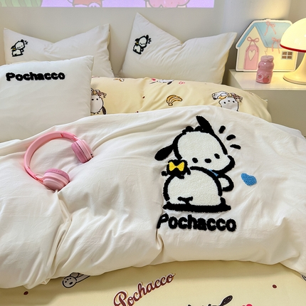 91家纺网 家纺一手货源 找家纺 乐坊 2025新款三丽鸥系列云朵棉毛巾绣四件套 帕恰狗米色