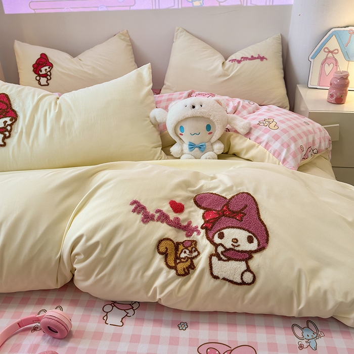 91家纺网 家纺一手货源 找家纺 乐坊 2025新款三丽鸥系列云朵棉毛巾绣四件套 美乐蒂米