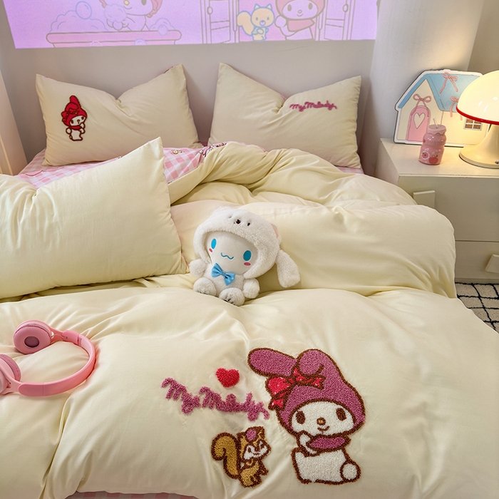 91家纺网 家纺一手货源 找家纺 乐坊 2025新款三丽鸥系列云朵棉毛巾绣四件套 美乐蒂米