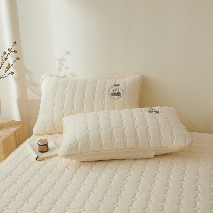 91家纺网 家纺一手货源 找家纺 鑫钰2025新款刺绣加厚夹棉床笠--小天鹅 小天鹅-典雅白