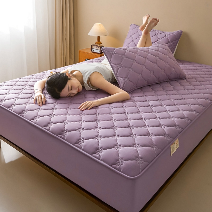 91家纺网 家纺一手货源 找家纺 鑫钰2025新款防水纯棉全棉夹棉床笠--四叶草黄墙 四叶草-紫