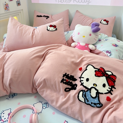 91家纺网 家纺一手货源 找家纺 乐坊 2025新款三丽鸥系列云朵棉毛巾绣四件套 kt猫砖红