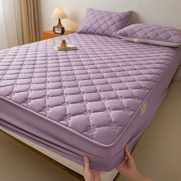 91家纺网 家纺一手货源 找家纺 鑫钰2025新款防水纯棉全棉夹棉床笠--四叶草黄墙 四叶草-紫