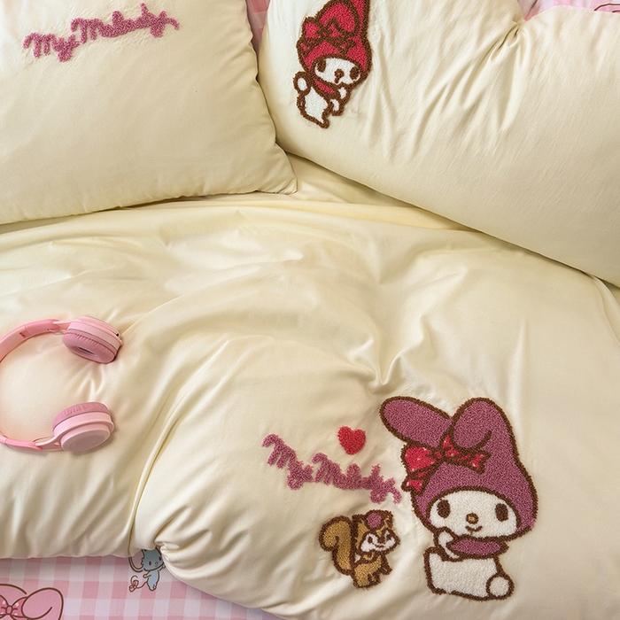 91家纺网 家纺一手货源 找家纺 乐坊 2025新款三丽鸥系列云朵棉毛巾绣四件套 美乐蒂米