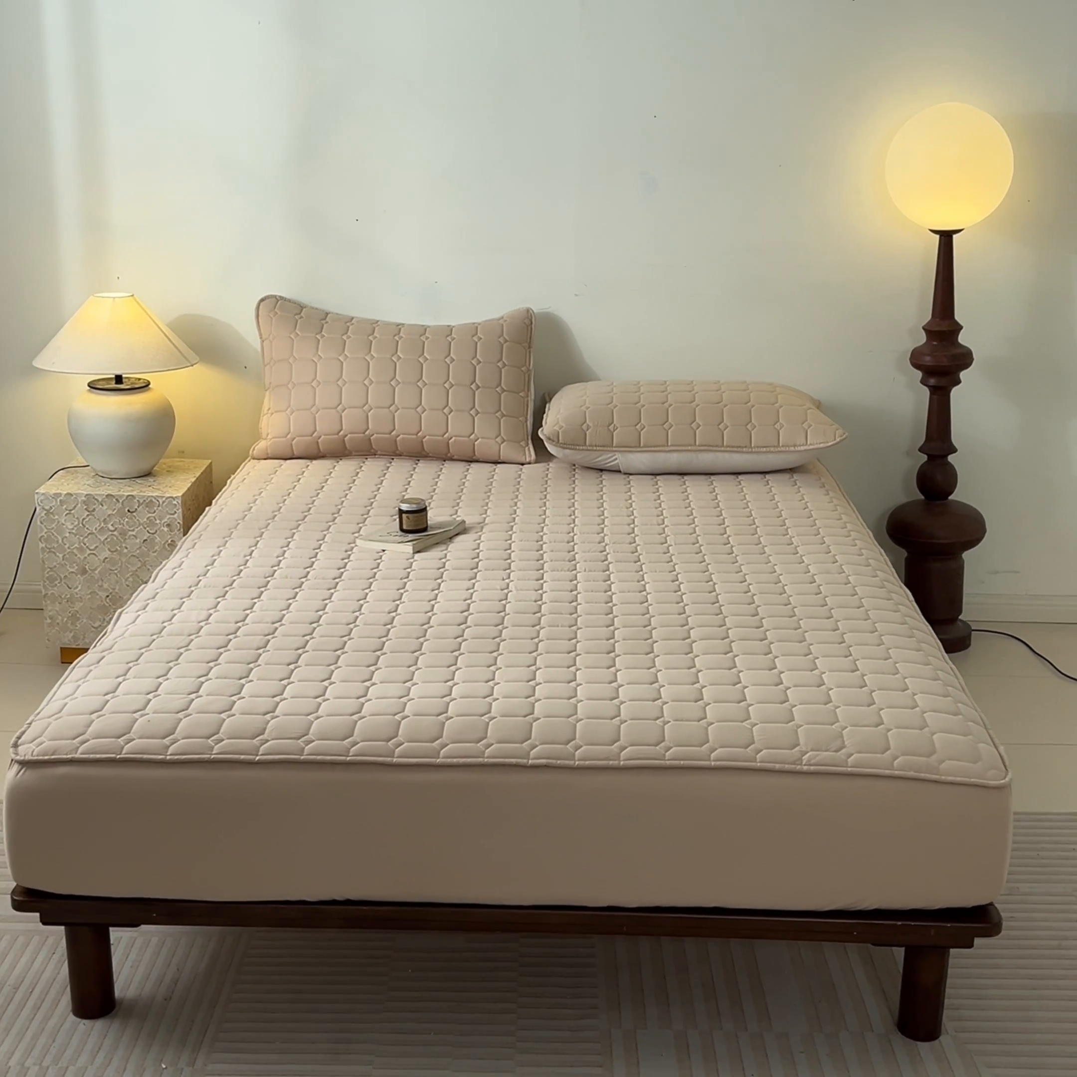 91家纺网 家纺一手货源 找家纺 鑫钰2025新款防水加厚夹棉原棉床笠防滑隔脏床垫套保护罩 简格-香槟驼