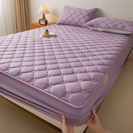 91家纺网 家纺一手货源 找家纺 （总）鑫钰2025新款防水纯棉全棉夹棉床笠--四叶草白墙