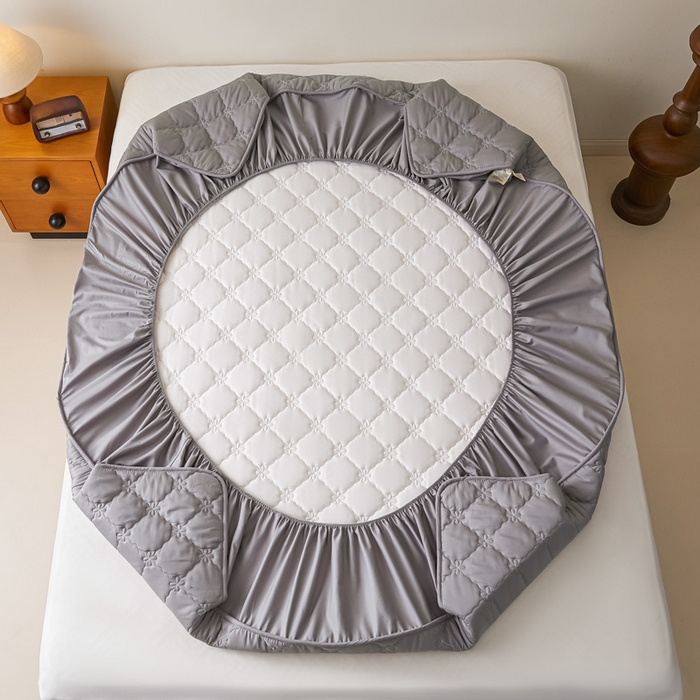 91家纺网 家纺一手货源 找家纺 鑫钰2025新款防水纯棉全棉夹棉床笠--四叶草白墙 四叶草-灰