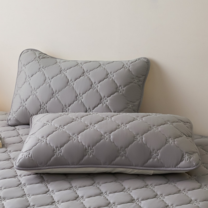 91家纺网 家纺一手货源 找家纺 鑫钰2025新款防水纯棉全棉夹棉床笠--四叶草白墙 四叶草-灰