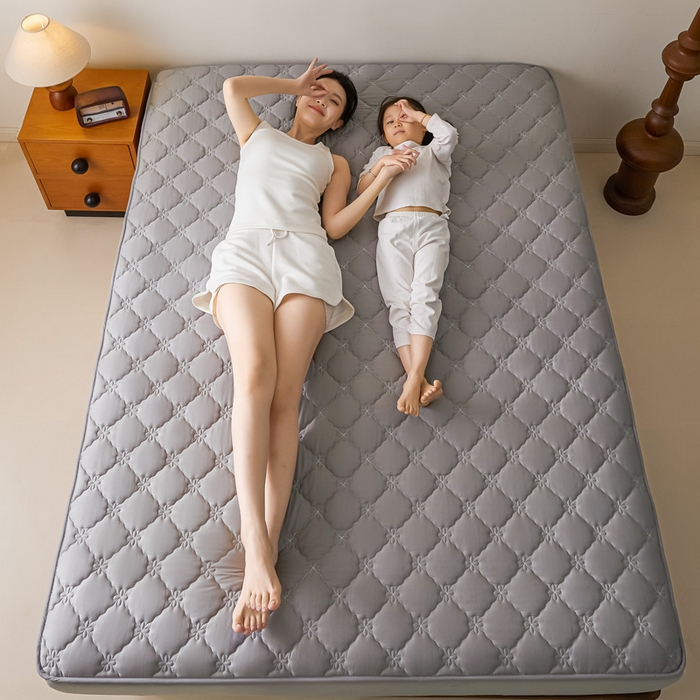 91家纺网 家纺一手货源 找家纺 鑫钰2025新款防水纯棉全棉夹棉床笠--四叶草白墙 四叶草-灰