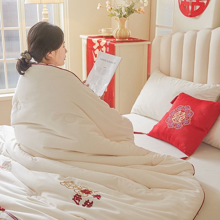 91家纺网 家纺一手货源 找家纺 歌历斯家纺 2025新款60s喜来运转喜庆被婚庆被绣花冬被全棉冬被立体边被子被芯四季被春秋被夏被 喜来运转-白