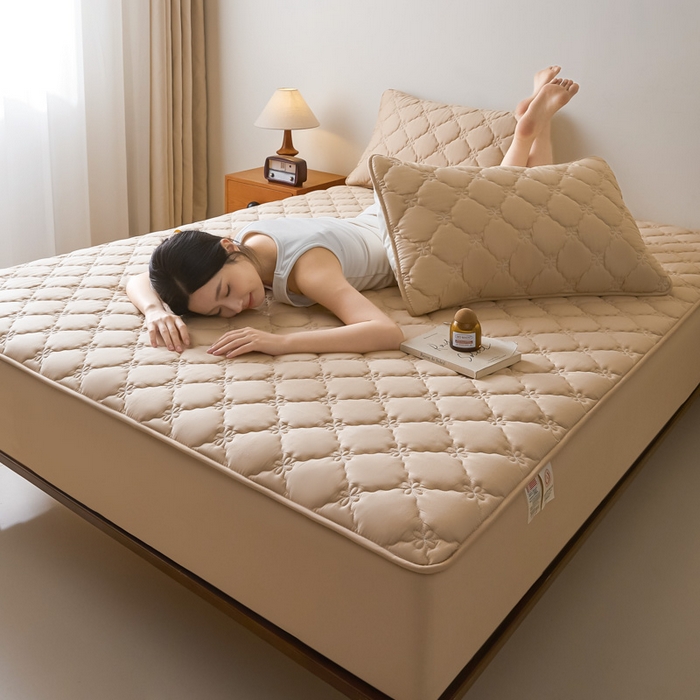 91家纺网 家纺一手货源 找家纺 鑫钰2025新款防水纯棉全棉夹棉床笠--四叶草白墙 四叶草-驼