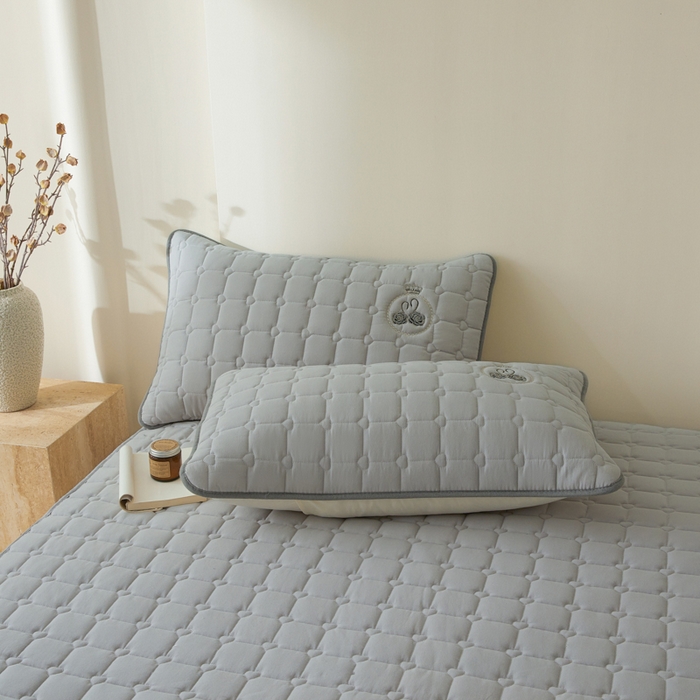 91家纺网 家纺一手货源 找家纺 鑫钰2025新款刺绣加厚夹棉床笠--小天鹅 小天鹅-时尚灰