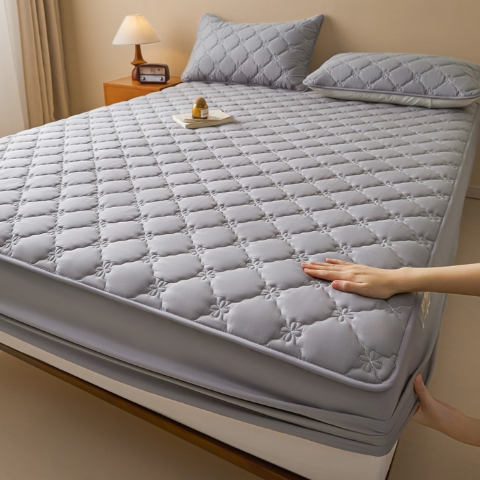 91家纺网 家纺一手货源 找家纺 鑫钰2025新款防水纯棉全棉夹棉床笠--四叶草黄墙 四叶草-灰